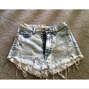 Distressed light wash jean shorts. ✨✨